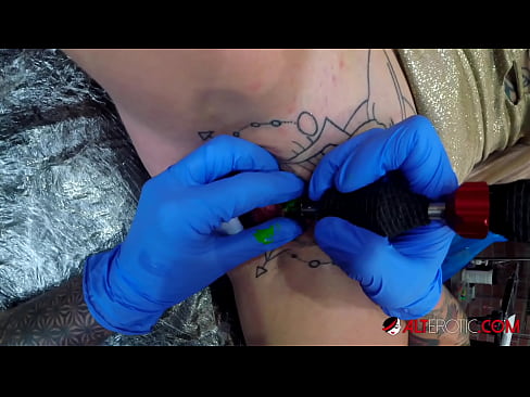 ❤️ Экстремально татуированная красотка Sully Savage сделала татуировку на клиторе ❤ Просто порно на сайте pornio.xyz ☑